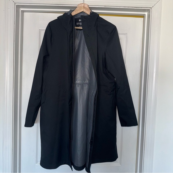 Uniqlo Black Hooded Wind Rain Jacket Coat Large raincoat weather proof - Picture 3 of 6